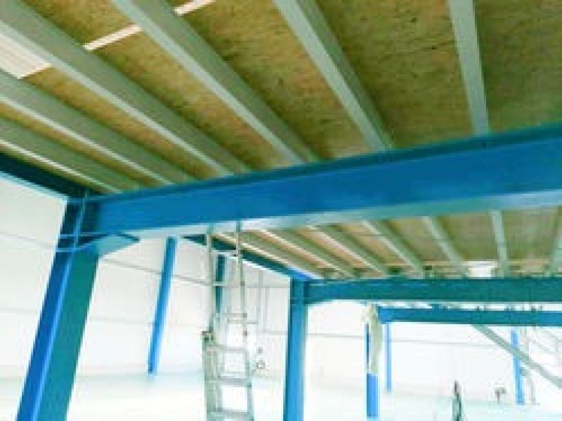 Stahlträger in Halle verbaut