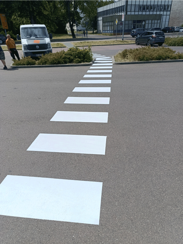 Nach Markierung Zebrastreifen